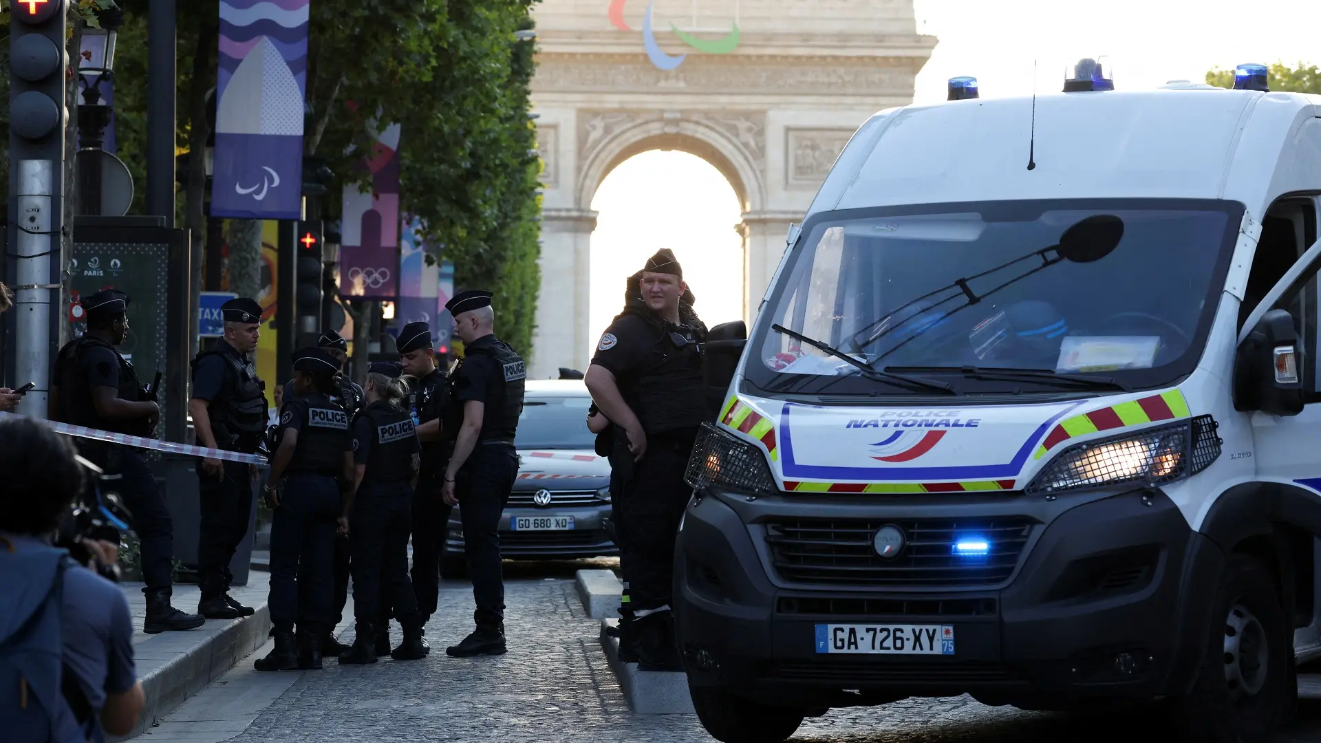 francuska pariska policija, pariz, trijumfalna kapija, 22 jul 2024 - foto Reuters (4)-669ea31a9fca1.webp